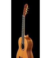 Hispaanias valmistatud klassikaline kitarr Ortega M7CS